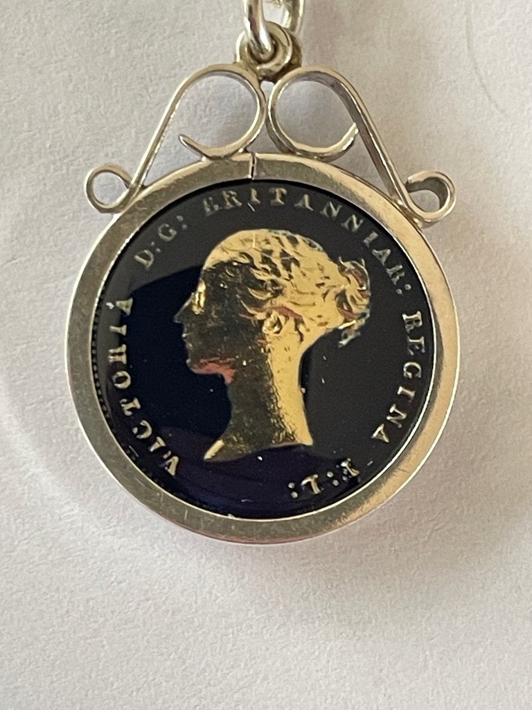 Geëmailleerde munthanger | portret koningin Victoria, Ophalen, Gebruikt, Zilver, Overige materialen