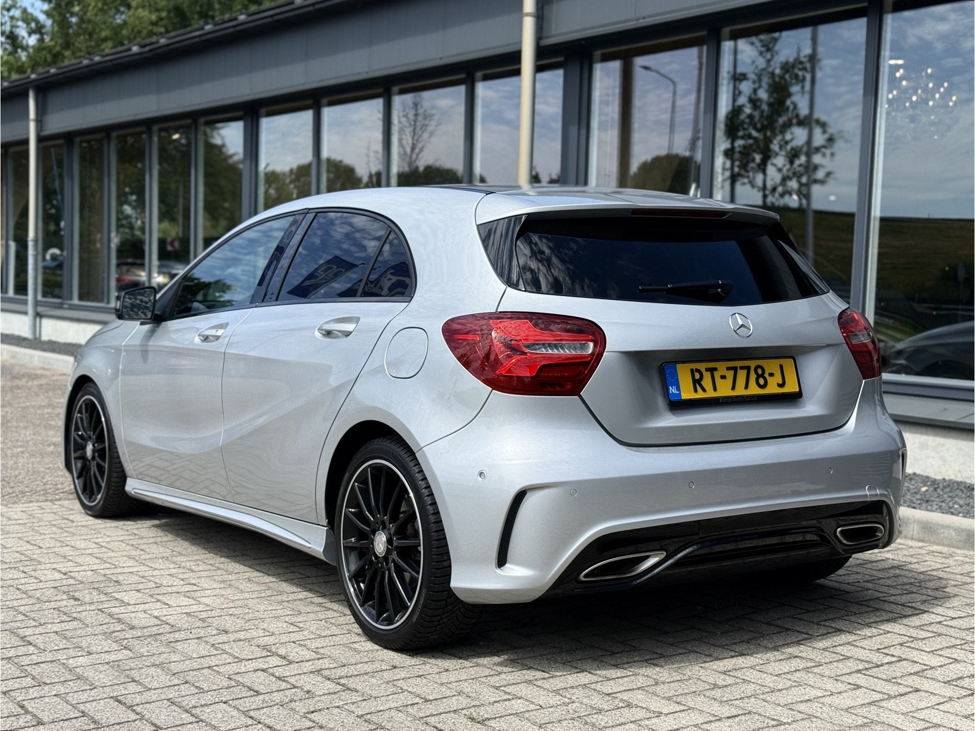 Mercedes-Benz A-Klasse 180 Prestige AMG (bj 2015), Auto's, Voorwielaandrijving, Gebruikt, 4 cilinders, Automatische klimaatregeling
