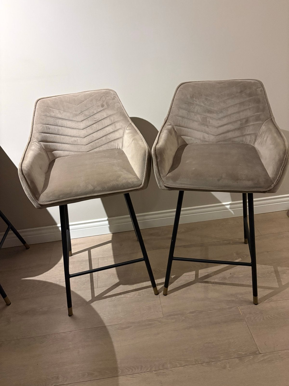 2 Luxe Bronx velour barkrukken - Beige, zo goed als nieuw, Huis en Inrichting, 2 krukken, Ophalen, Zo goed als nieuw