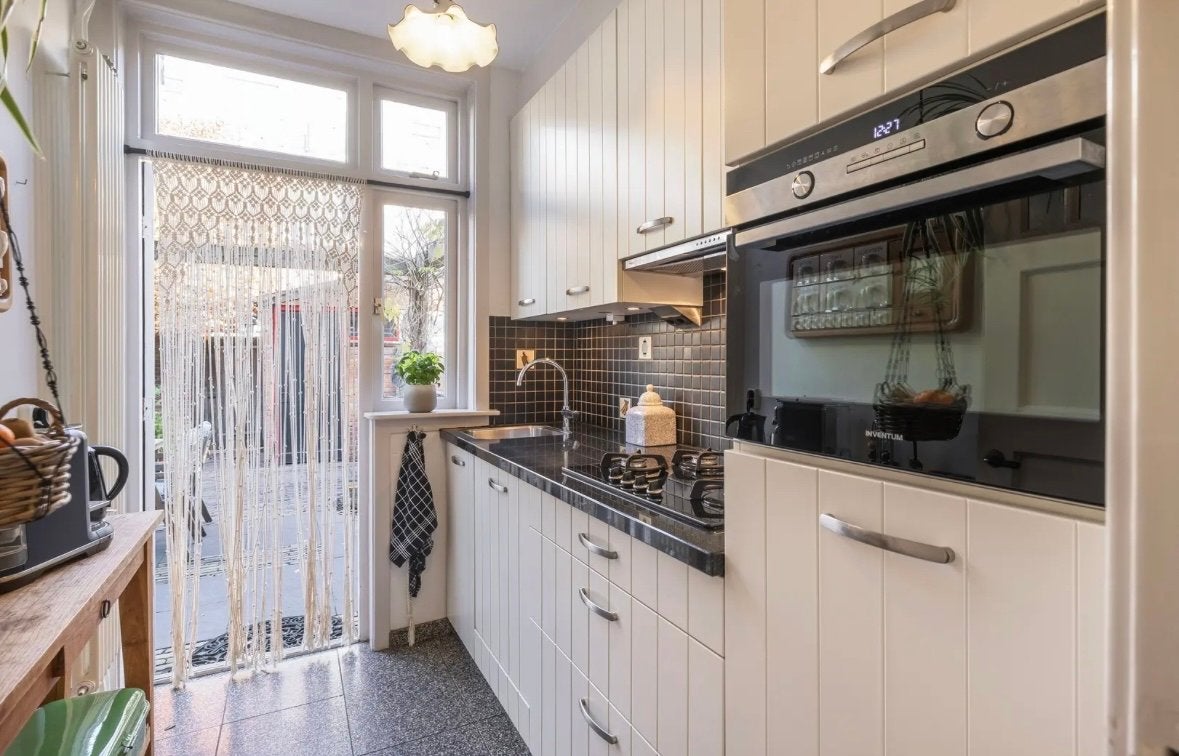 Moderne witte keuken met granieten blad en inbouwapparatuur, Ophalen, Gebruikt, Wit, Graniet of Steen