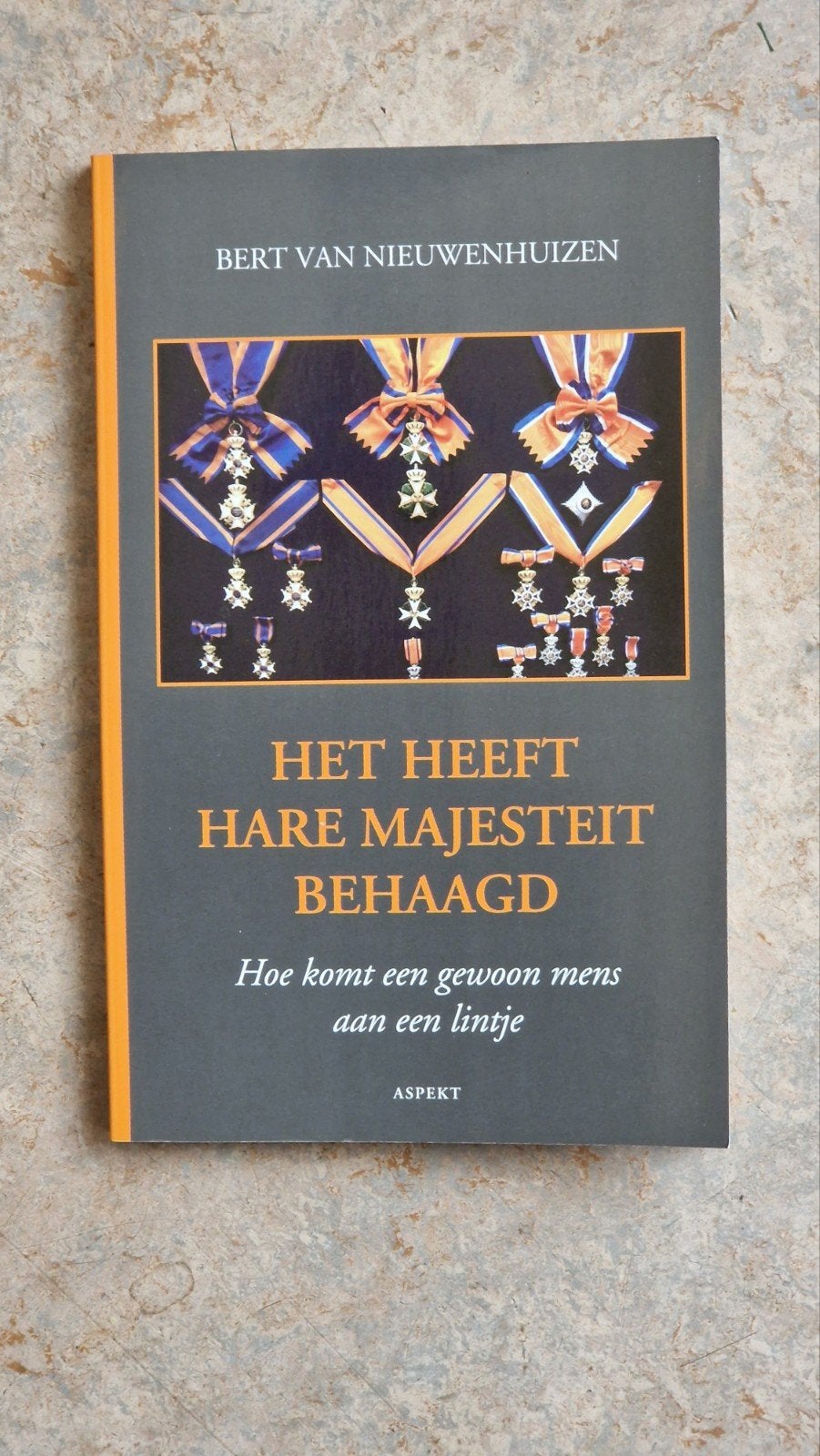 Het heeft Hare Majesteit behaagd - Bert van Nieuwenhuizen, Ophalen of Verzenden, Zo goed als nieuw, Kaart, Foto of Prent