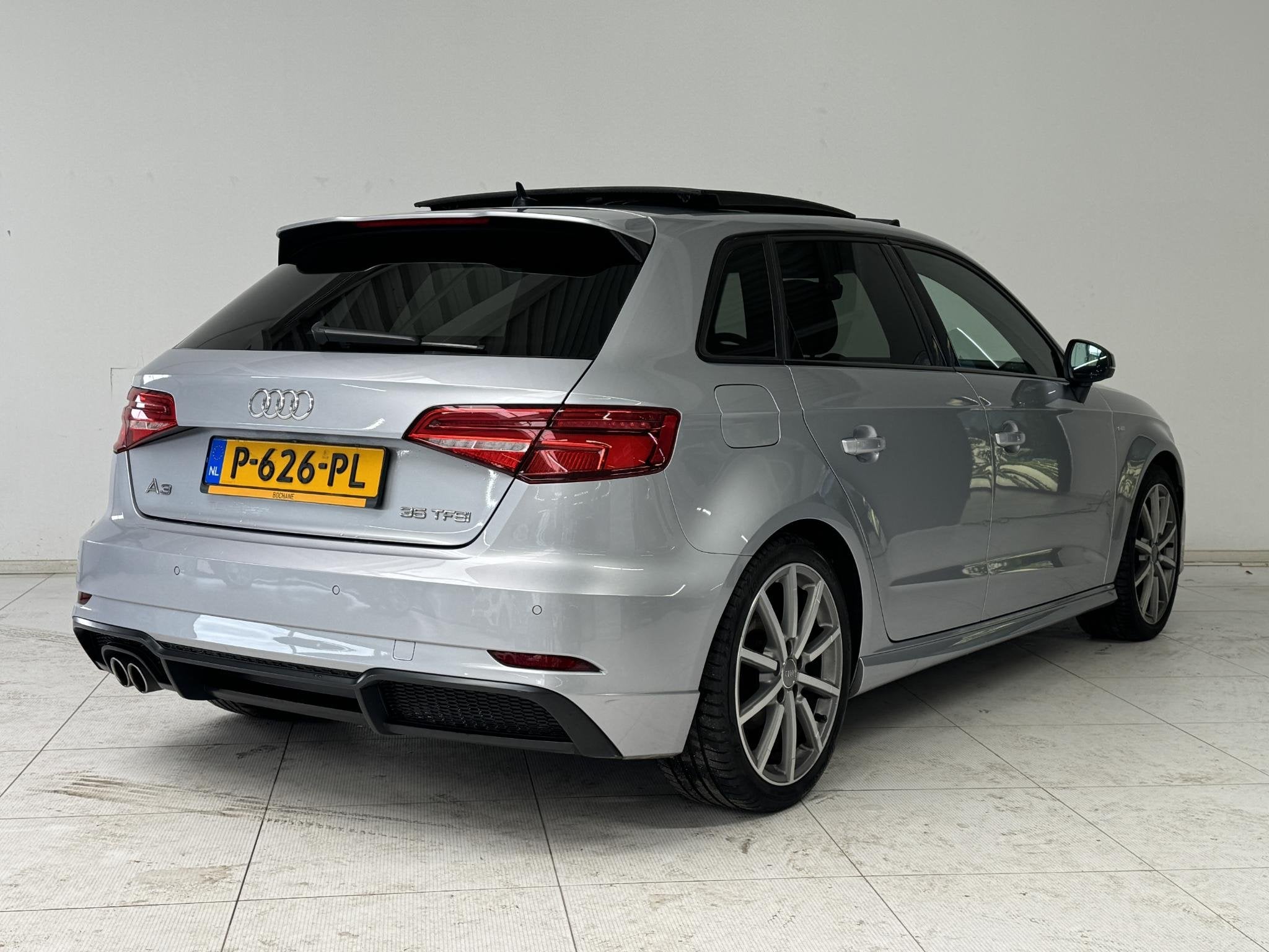 Audi A3 Sportback 35 TFSI CoD S-Line | Panoramadak | Parkeer, Stof, 4 cilinders, 1245 kg, Bedrijf