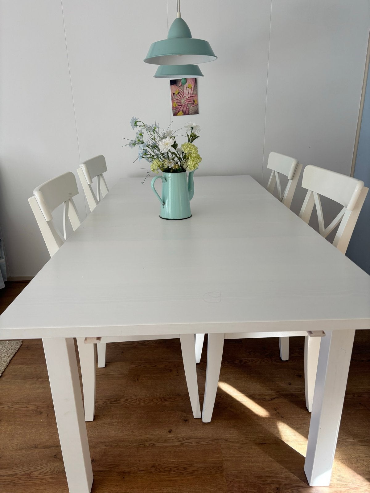 Witte uitschuifbare eettafel met 4 stoelen