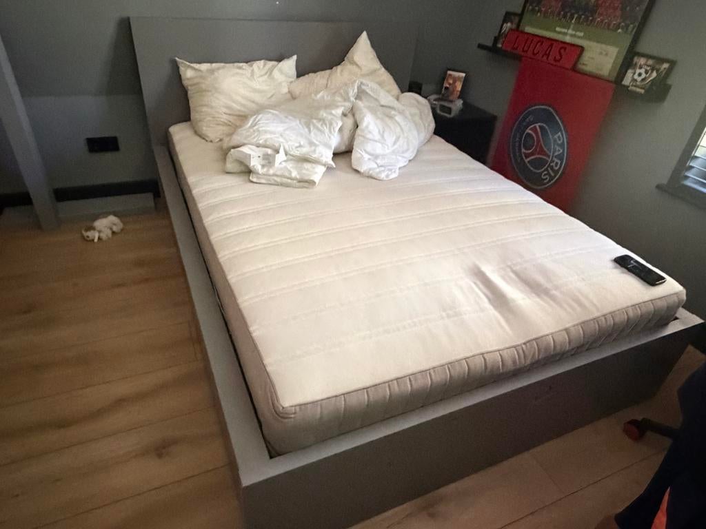 Malm Grijs bedframe met lattenbodem en nachtkastje, Tweepersoons, Zo goed als nieuw, 200 cm, Grijs