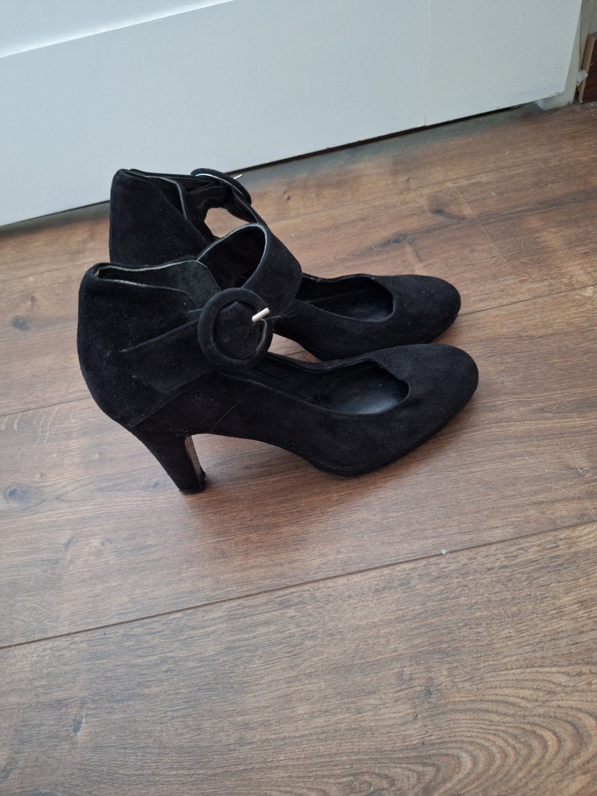 TOSCANINI Zwarte Suède Pumps met Gesp - Maat 39, Pumps, Zwart, Ophalen of Verzenden, Zo goed als nieuw