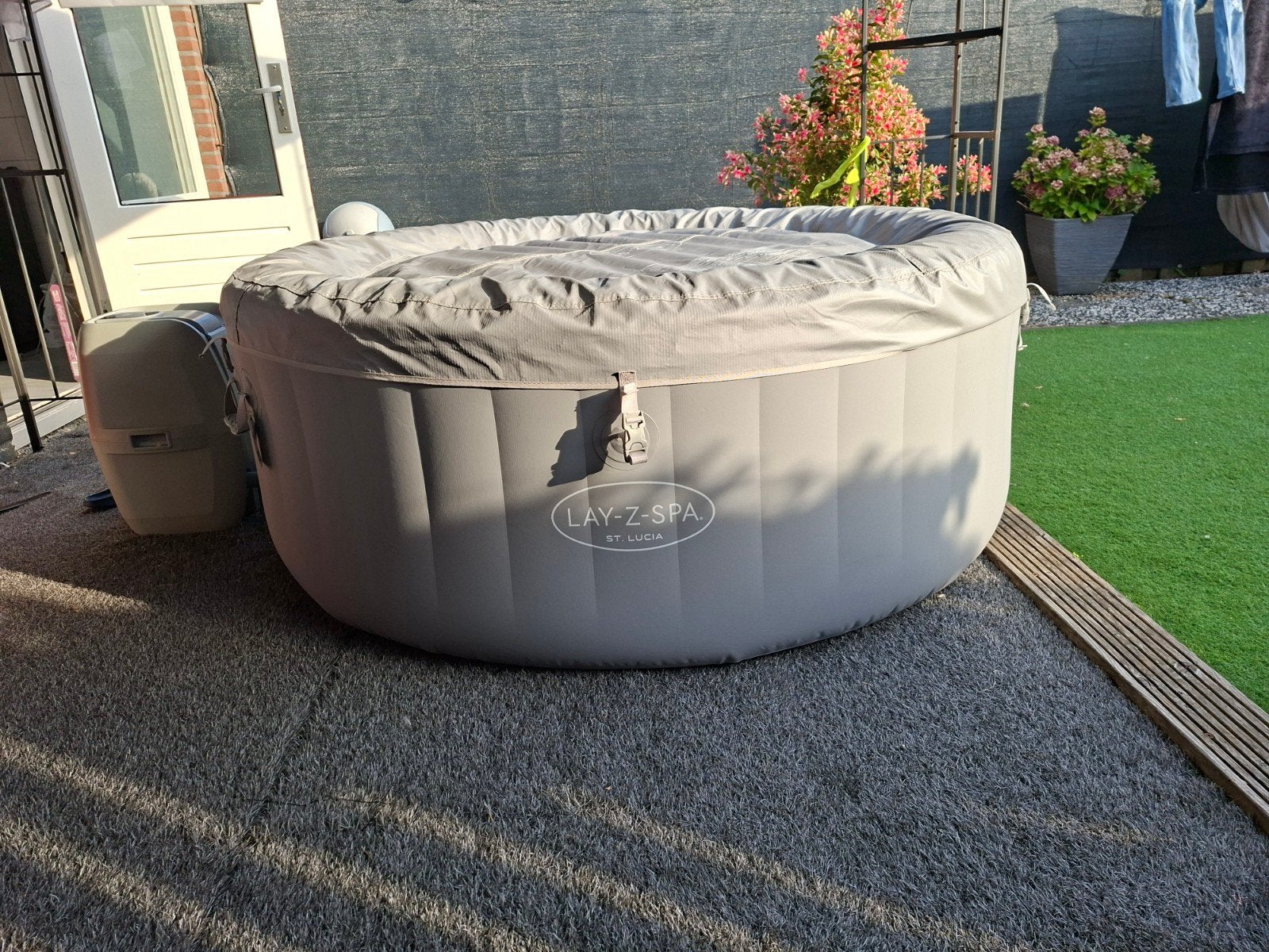 Bestway Lay-Z-Spa - 4 persoons opblaasbare jacuzzi, Ophalen of Verzenden, Zo goed als nieuw, Afdekzeil, Opblaasbaar