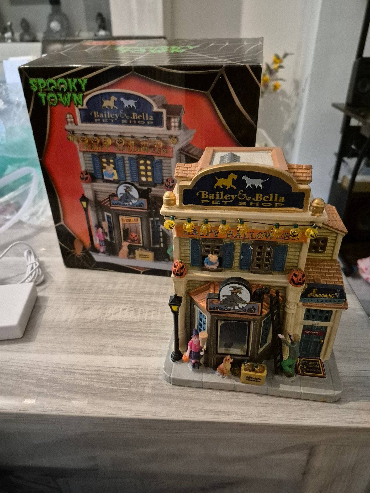 Lemax spooky town bailey & bella pet supply store halloween, Diversen, Kerst, Ophalen of Verzenden, Nieuw