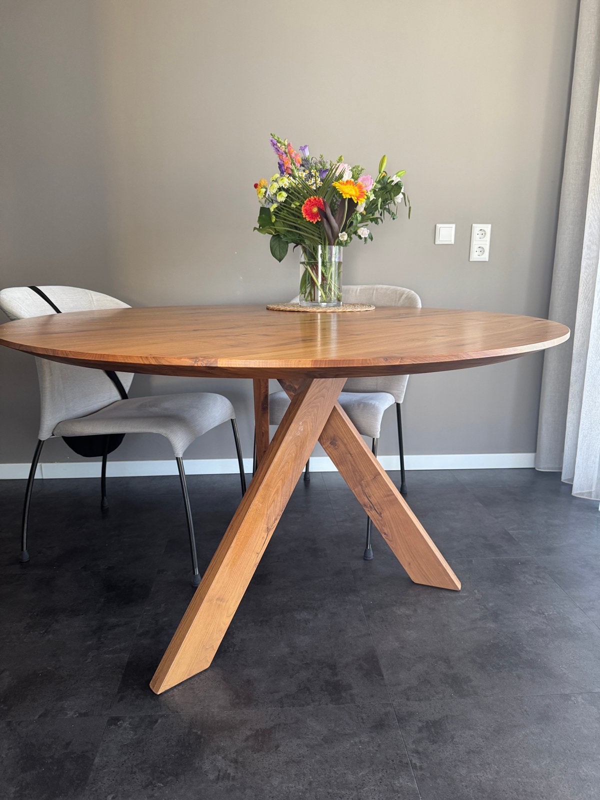 Ronde notenhouten tafel 140, Huis en Inrichting, Ophalen, 100 tot 150 cm, Rond, Zo goed als nieuw
