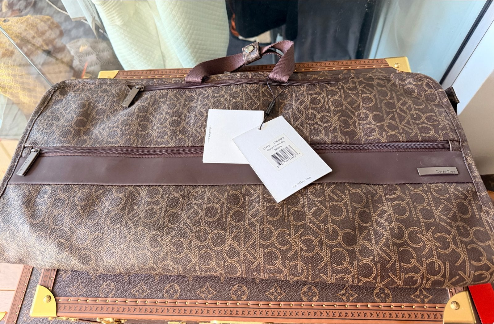 Calvin Klein Rhyme Garment Bag - Bruin Monogram, Sieraden, Tassen en Uiterlijk, 30 cm of meer, Bruin, Nieuw, Ophalen of Verzenden