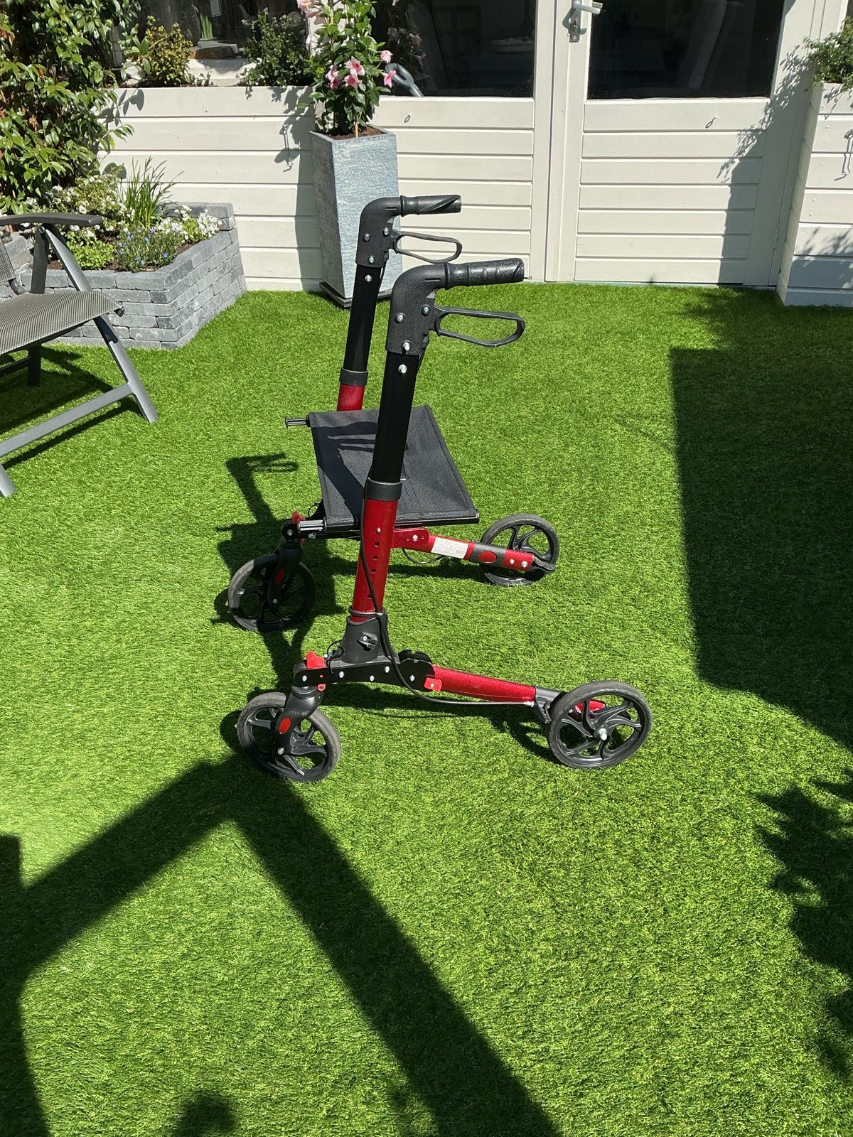 Driedubbel opvouwbare rollater MultiMotion Sky, zwart/rood, Ophalen, Opvouwbaar, Zo goed als nieuw