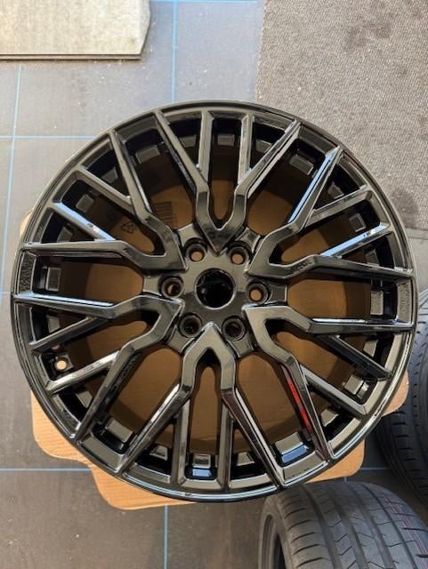 Zwarte lichtmetalen velgen 19 INCH, Auto-onderdelen, Banden en Velgen, Bestelwagen, Velg(en), Nieuw, 235 mm