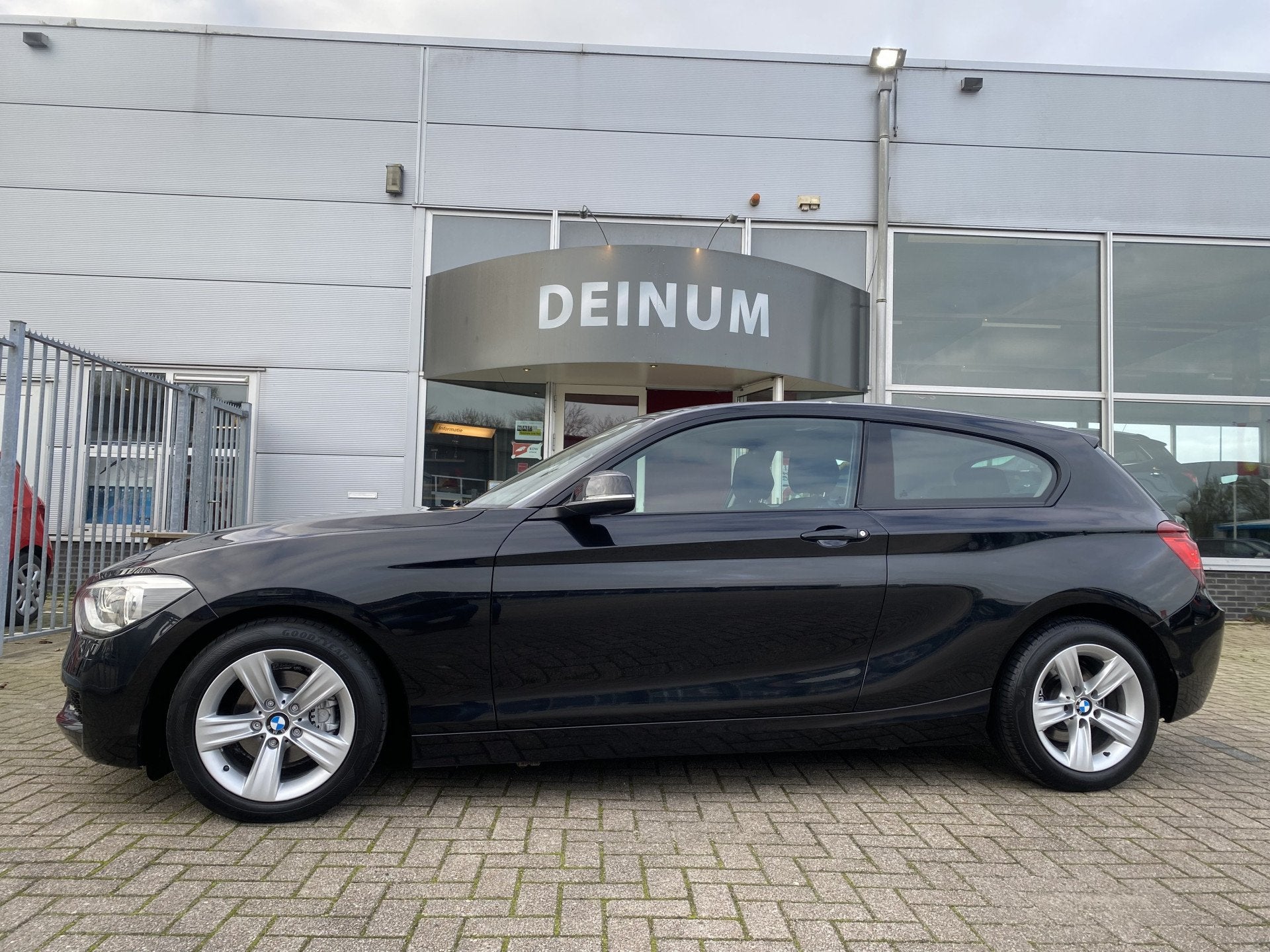 BMW 1-serie 114i EDE Business+ Navigatie, Parkeersens, LMV,, Auto's, Euro 5, Gebruikt, Zwart, 4 cilinders