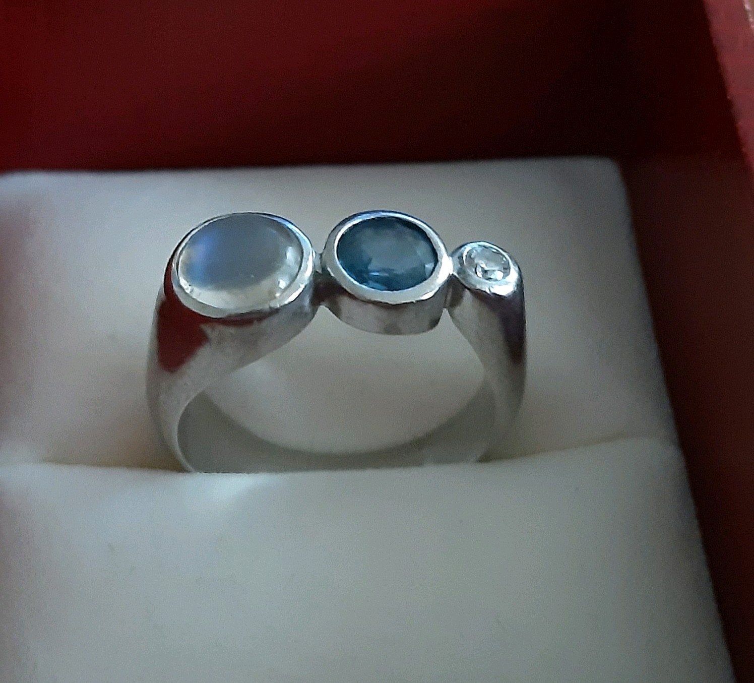 14 karaat witgouden ring met maansteen saffier en diamant, Verzenden, Dame, Goud, Goud