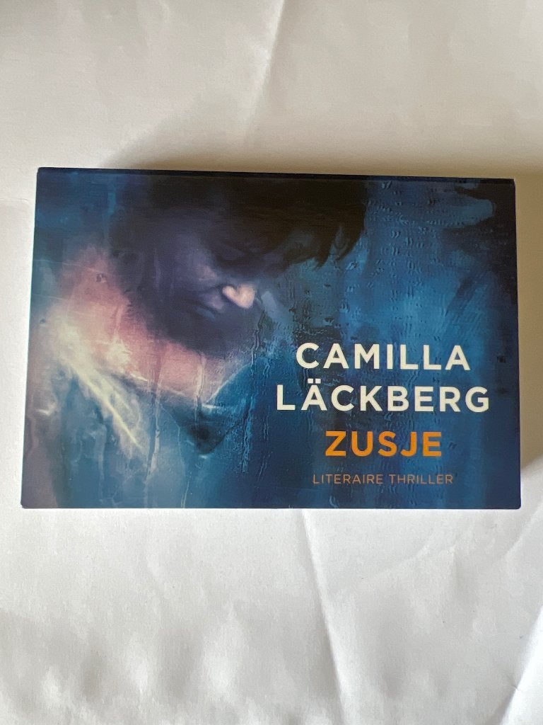 Camilla Läckberg – Zusje (editie 2016) Dwarsligger 212, Ophalen of Verzenden, Zo goed als nieuw, Camilla Läckberg