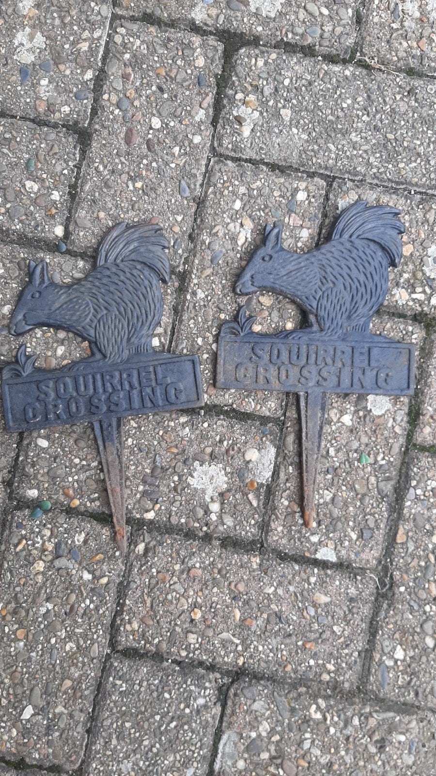 2x Eekhoorn Oversteek Bordje - Gietijzeren Tuindecoratie, Tuin en Terras, Ophalen, Gebruikt, Metaal, Dierenbeeld