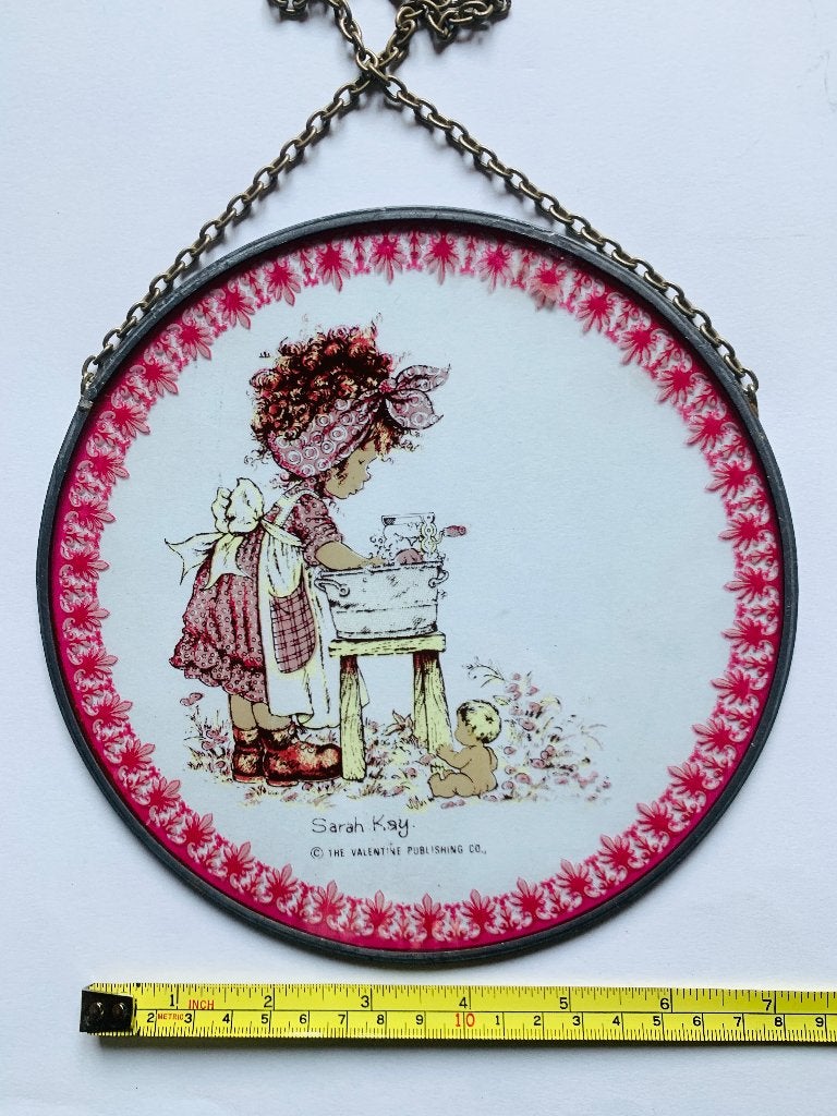 Vintage Sarah Kay glazen Raamhanger - Meisje wast baby