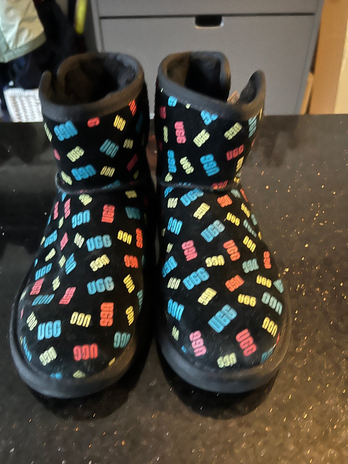 UGG Jona Confetti Logo Boots Zwart - Maat 35 Nieuw, Meisje, Nieuw, Ophalen of Verzenden, Laarzen