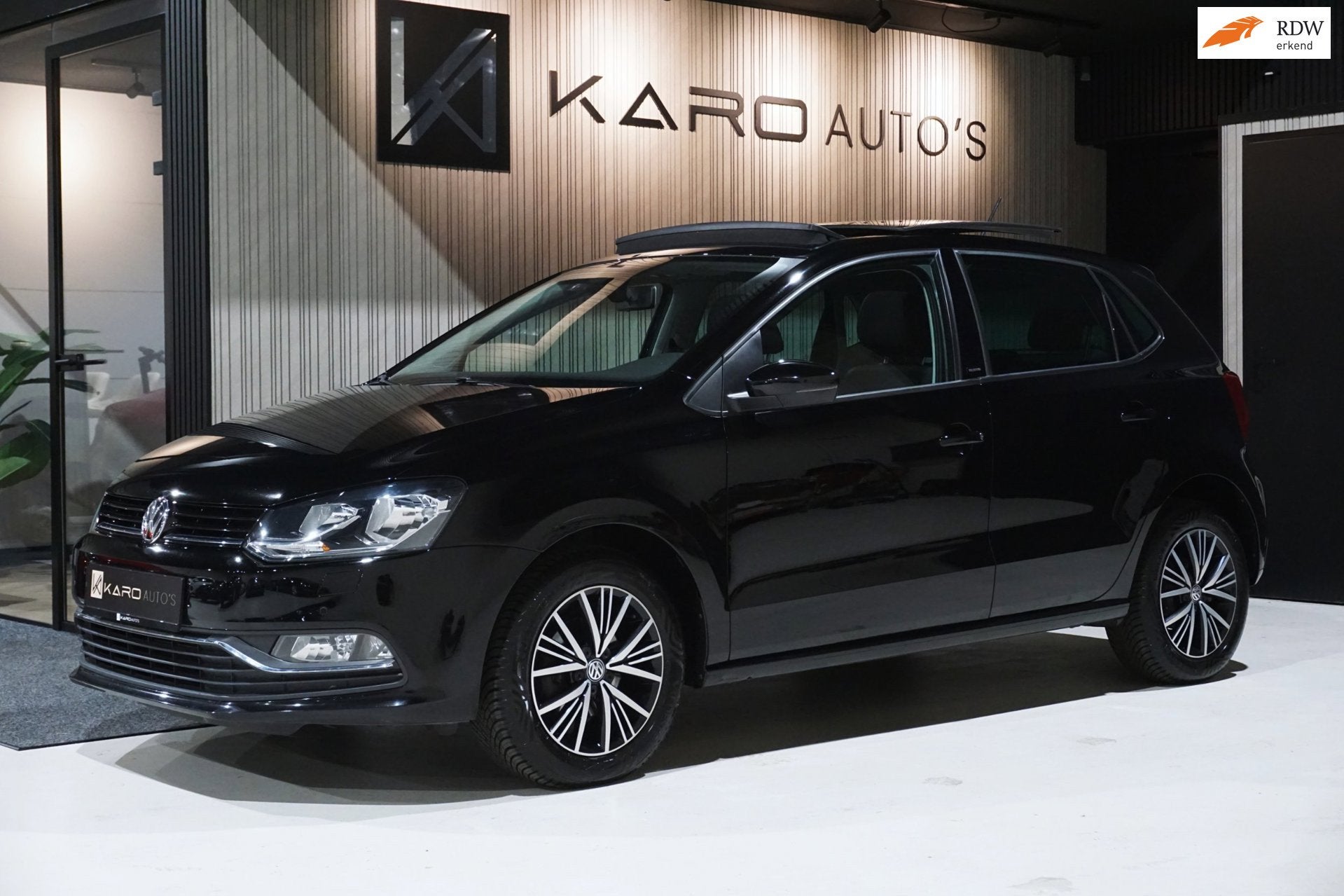 Volkswagen Polo 1.2 TSI Allstar Pano Stoelvw Mfs Pdc 2e Eig, Auto's, Stof, Gebruikt, 4 cilinders, Zwart