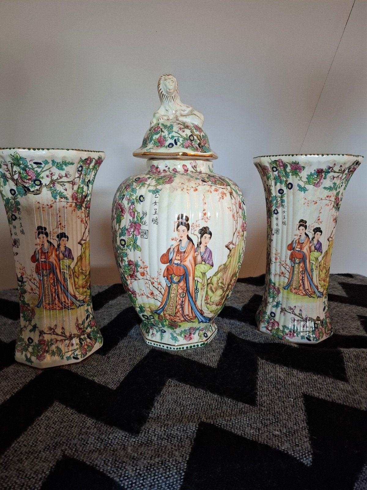 Set van 3 Chinese vazen en pot met deksel en 1x lampenvoet, Antiek en Kunst, Ophalen of Verzenden