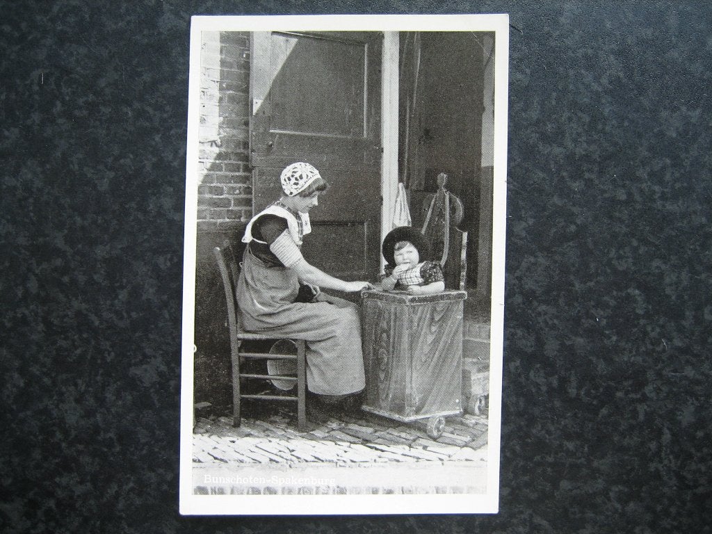 BUNSCHOTEN - SPAKENBURG  moeder en kind, Ophalen of Verzenden, 1940 tot 1960, Utrecht