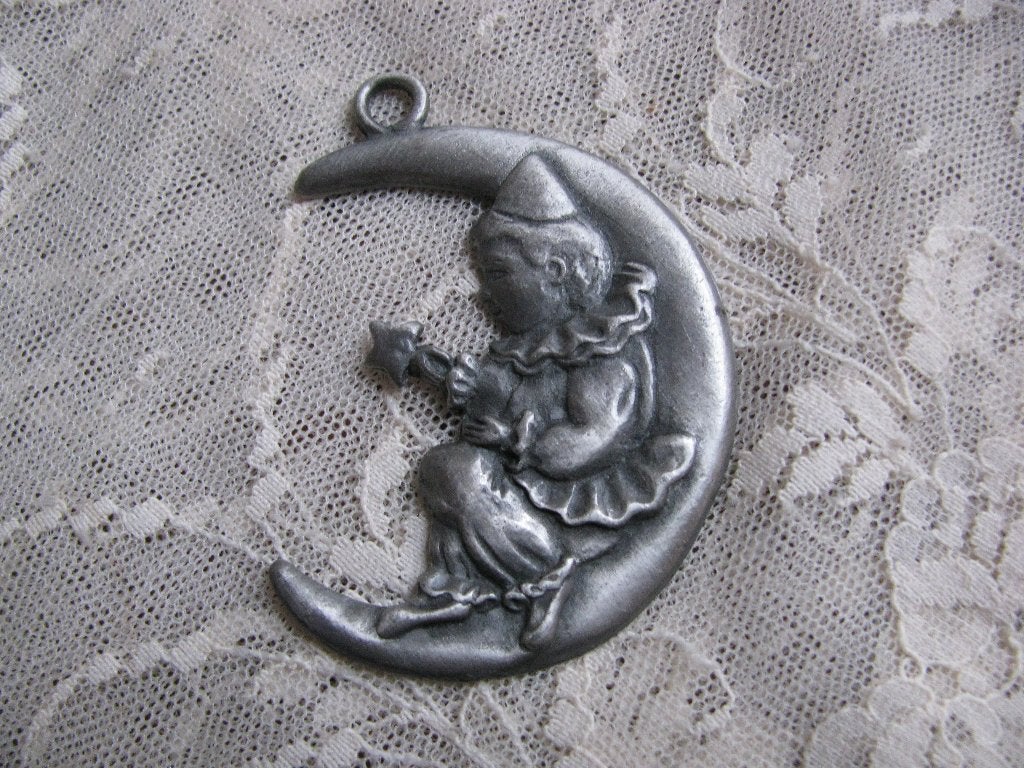 Vintage Ketting Hanger - Pierrot op de Maan 5.5 x 4 cm, Antiek en Kunst, Verzenden