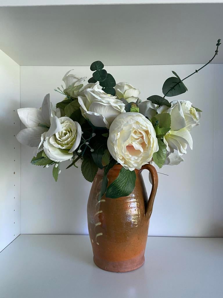 Vintage karaf vaas met kunstbloemen - Portugal, Gebruikt, Overige kleuren, Aardewerk of Porselein, Ophalen of Verzenden