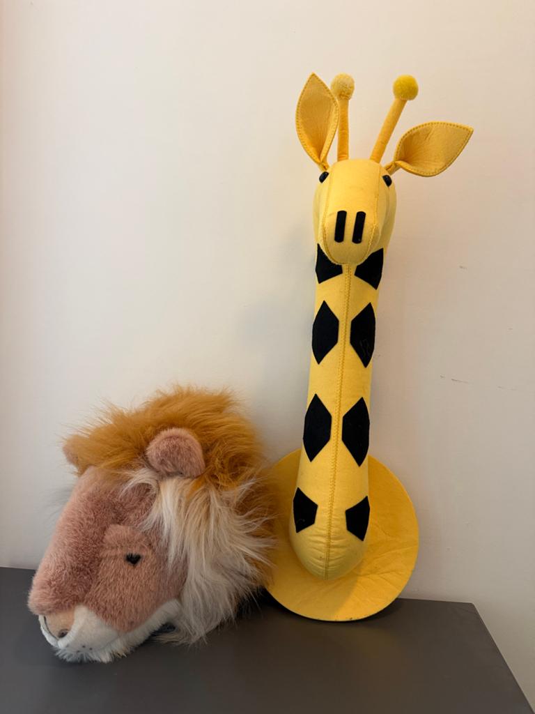 Leeuw en Giraf knuffel wanddecoratie, Ophalen, Zo goed als nieuw, Middelgroot (20 tot 80 cm), Leeuw