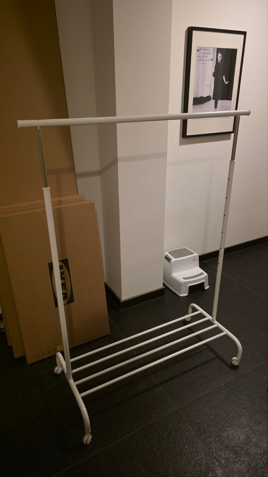 IKEA Rigga Kledingrek Wit - Zo goed als nieuw, Huis en Inrichting, Ophalen, 100 tot 150 cm, Zo goed als nieuw, Metaal
