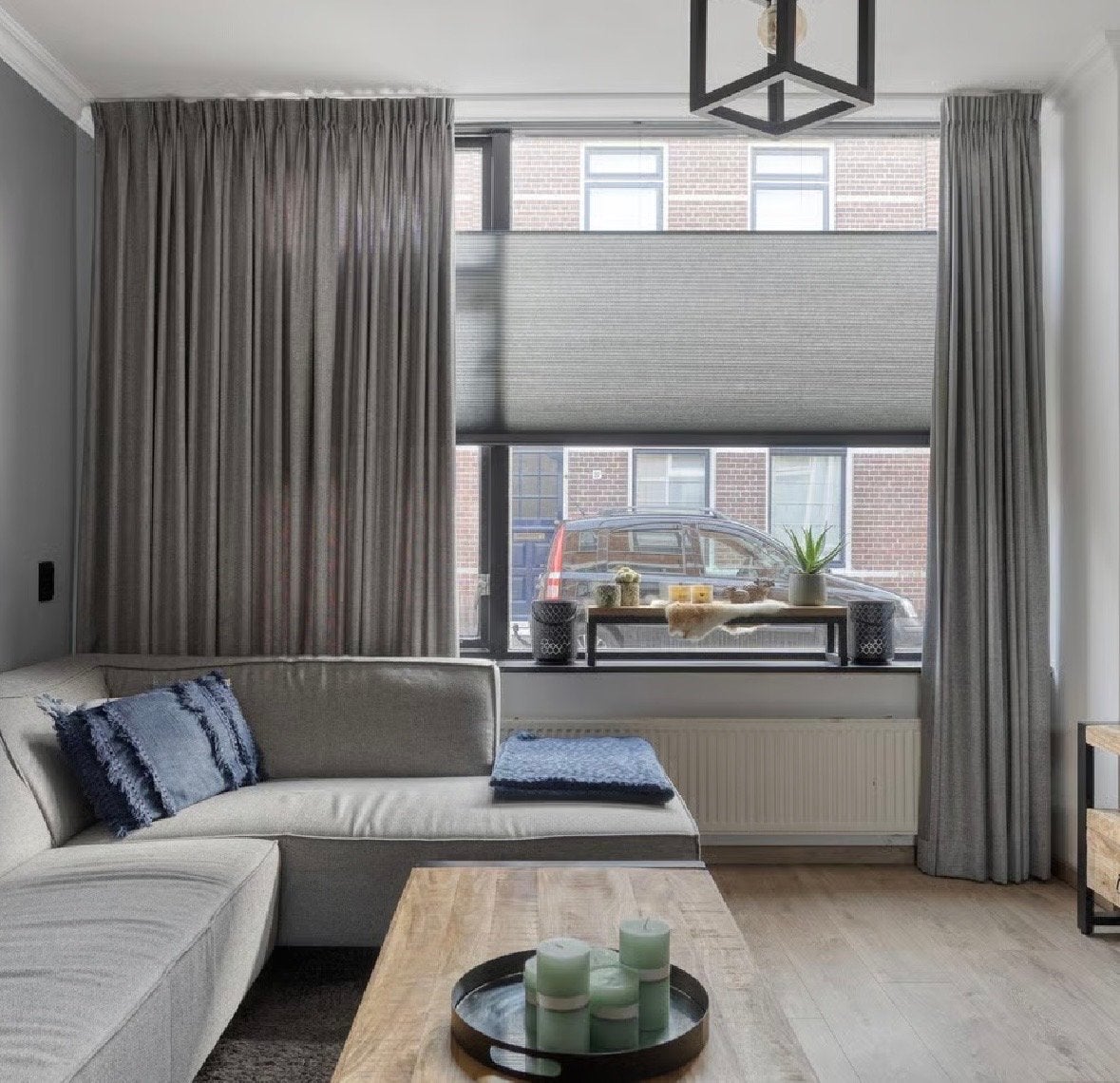 Grijze inbetween gordijnen voor woon- en eetkamer, Ophalen, Gebruikt, 255 cm, Lichtdoorlatend