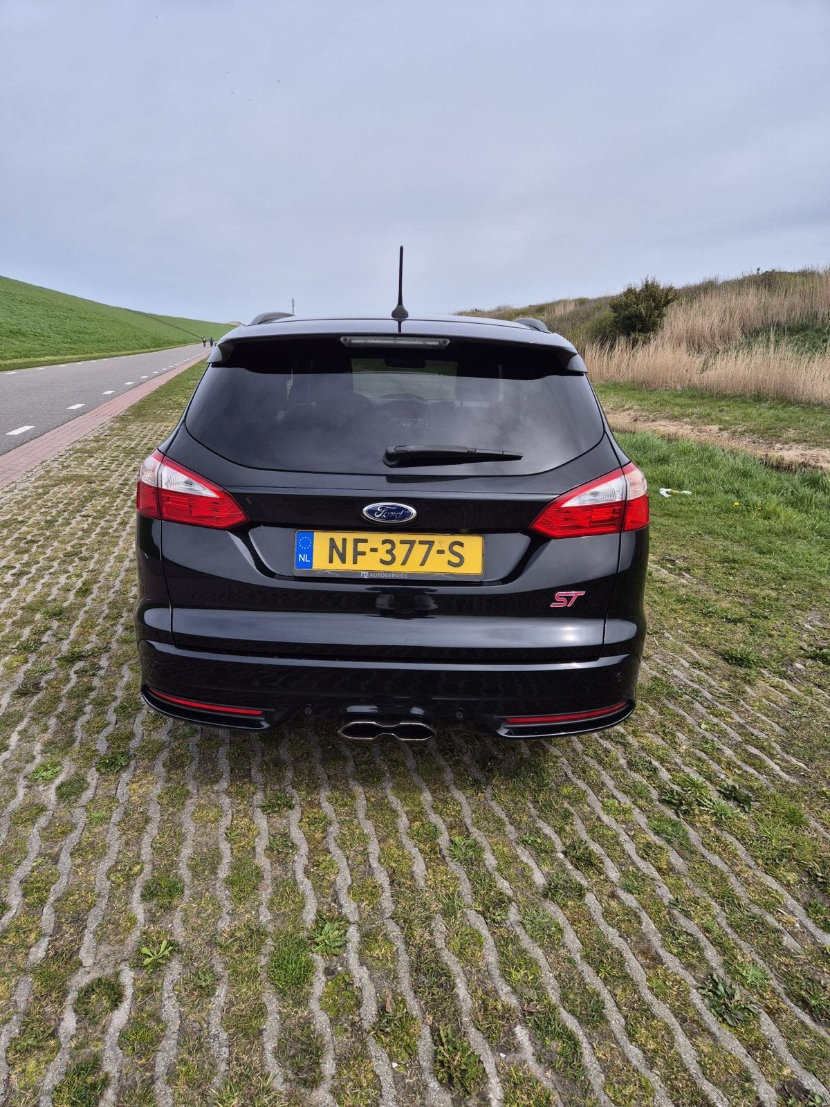 Ford Focus 2.0 Ecoboost 184KW Wagon 2014 Zwart, Auto's, Ford, 4 cilinders, Zwart, 14 km/l, Handgeschakeld