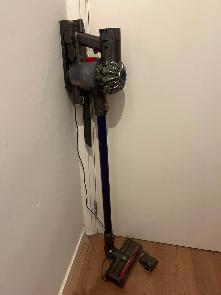 Dyson steelstofzuiger met muurhouder – let op UK-stekker, Witgoed en Apparatuur, Stofzuigers, Ophalen, Gebruikt, Steelstofzuiger