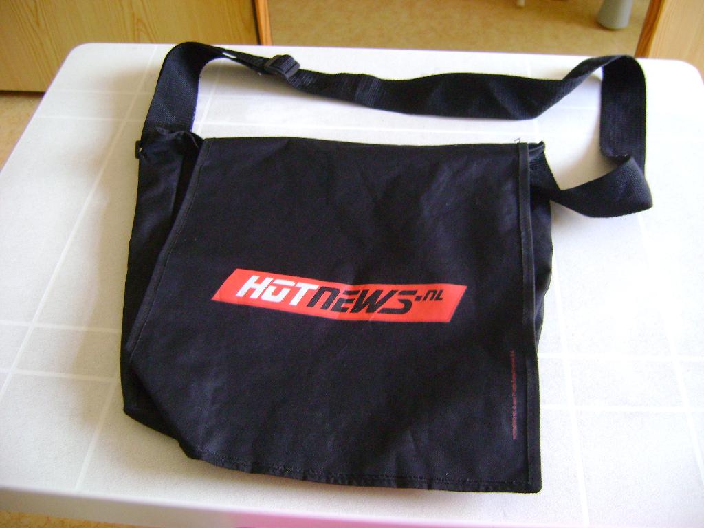 zwarte overslag /schoudertas van 37x37cm voorvak en rode hot, Ophalen of Verzenden, Zo goed als nieuw, Zwart, Overige merken