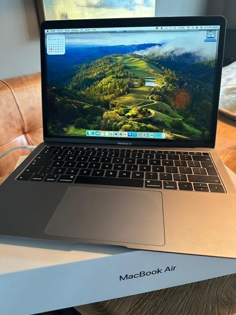 Apple MacBook Air model A1932 is de Retina 13,3 inch, 256 GB, Qwerty, 8 GB, 13 inch