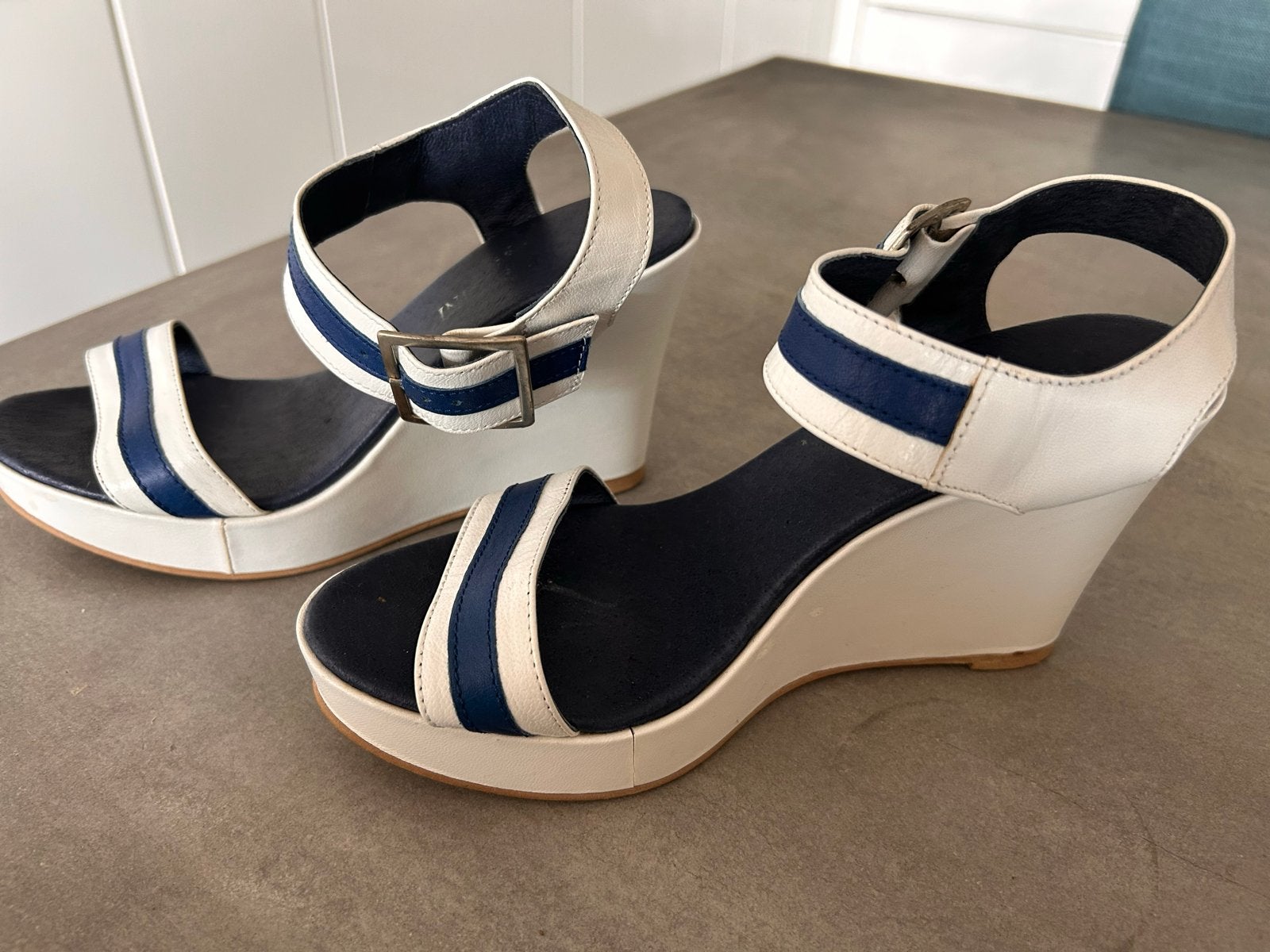 Stijlvolle witte en blauwe sleehak sandalen mt38, Ophalen of Verzenden, Gedragen, Wit, Sandalen of Muiltjes