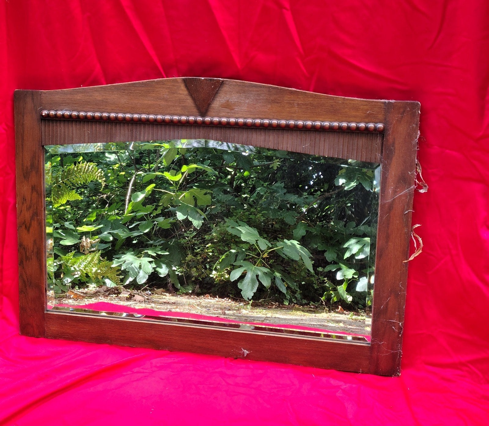 Antieke spiegel met houten frame en decoratieve details, Antiek en Kunst, Ophalen, Rechthoekig, 50 tot 100 cm, Minder dan 100 cm
