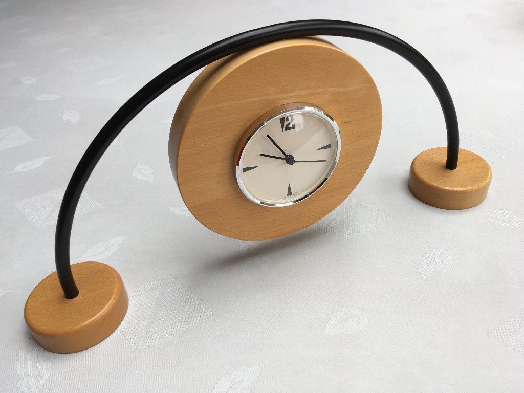 Leuke modern vormgegeven tafelklok/schouwklok (ronde vormen), Analoog, Werkt op batterijen, Ophalen of Verzenden, Zo goed als nieuw