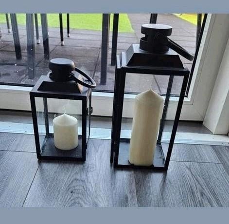 Set van 2 zwarte metalen lantaarns met kaarsen, Huis en Inrichting, Woonaccessoires | Kandelaars en Kaarsen, Ophalen, Gebruikt