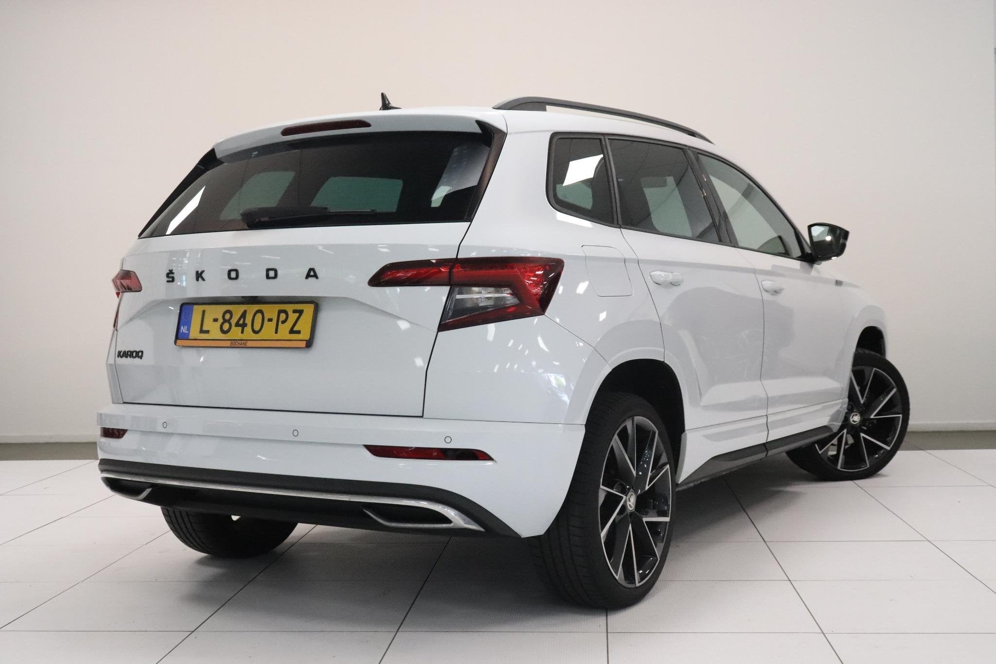 Skoda Karoq 1.5 TSI ACT Sportline Business | Camera | Adapti, Stof, 4 cilinders, Wit, Bedrijf