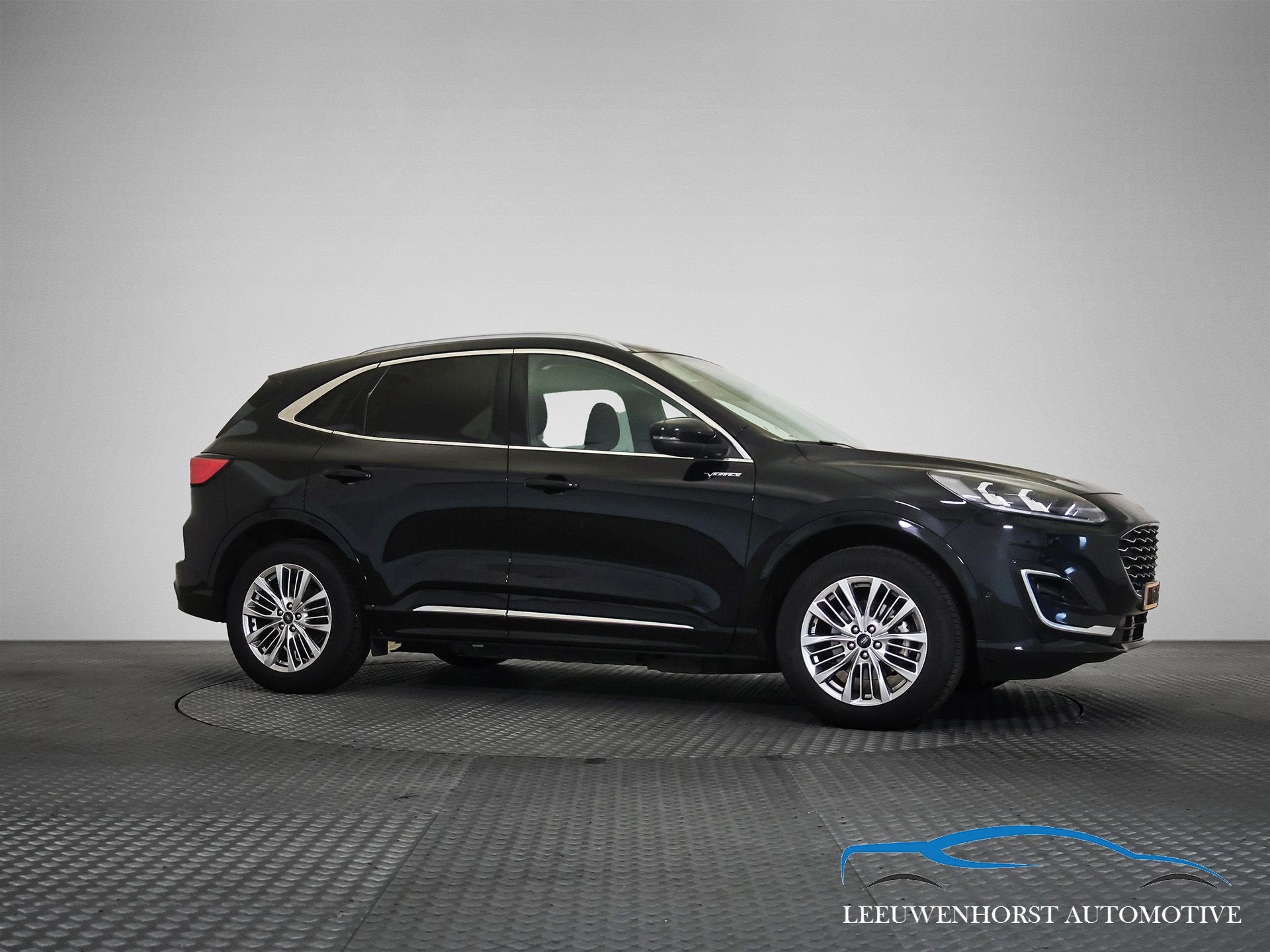 Ford Kuga 2.5 PHEV Vignale (bj 2023, automaat), Auto's, Gebruikt, 4 cilinders, Zwart, Leder