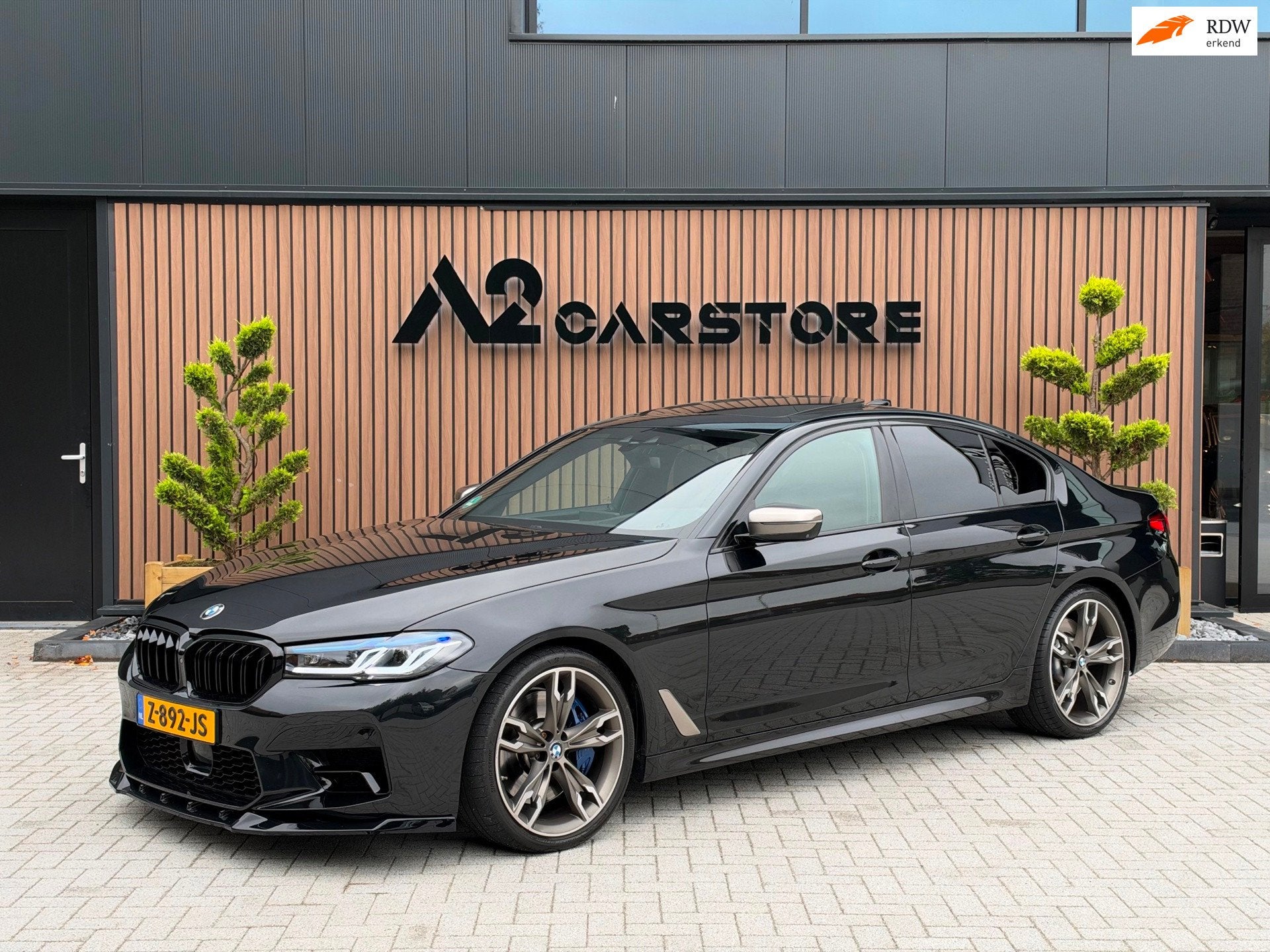 BMW 5-serie M550i xDrive High Executive LASER HARMAN/KARDON, Auto's, Automaat, Gebruikt, 2000 kg, 4395 cc