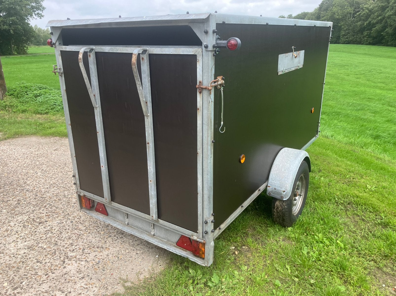 Kleinveetrailer gesloten aanhanger weyer paardentrailer