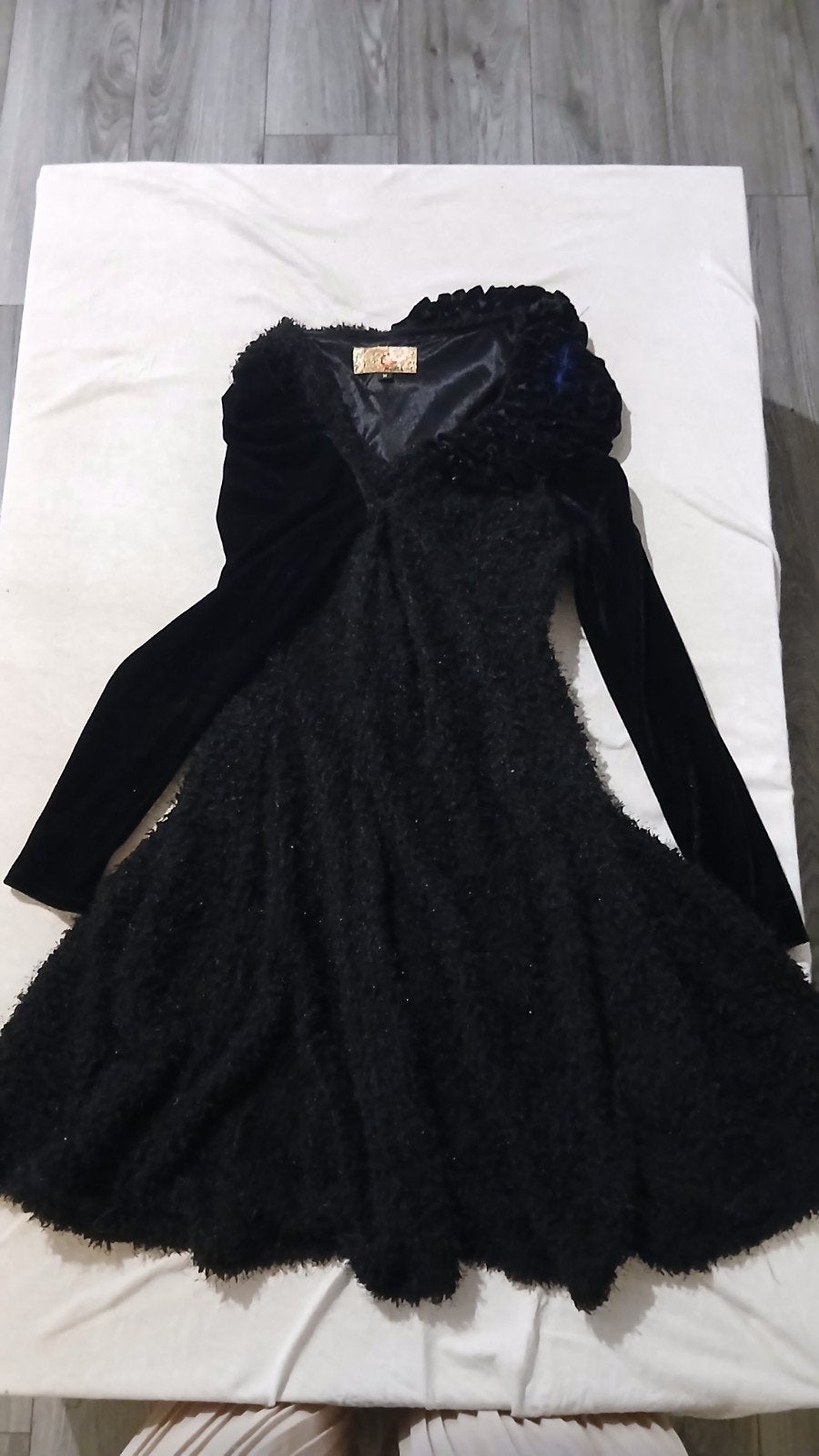 Zwarte fluwelen jurk met ruches en pluizige rok, Kleding | Dames, Maat 38/40 (M), Zwart, Ophalen of Verzenden, Zo goed als nieuw