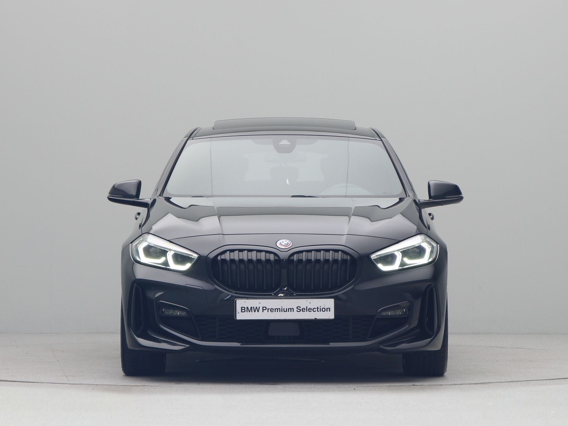 BMW 1 Serie 118i High Executive M Sport (bj 2022, automaat), Auto's, 136 pk, Met garantie (alle), Zwart, Bedrijf
