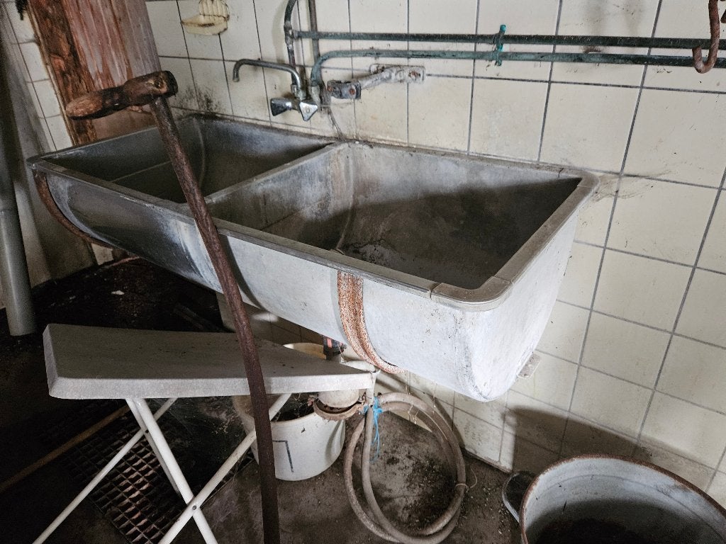 retro, grote spoelbak met montage beugels, Verzamelen, Ophalen, Huis en Inrichting