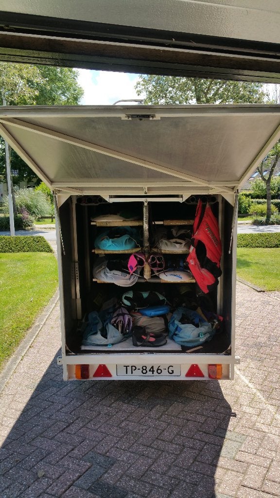 windsurf trailer,  gesloten aanhangwagen, Ophalen