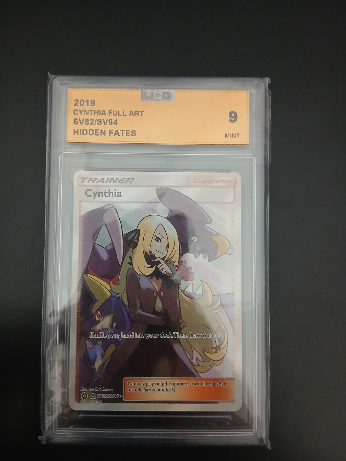 Cynthia full art 82/94 hidden fates - graded card, Hobby en Vrije tijd, Ophalen of Verzenden, Zo goed als nieuw
