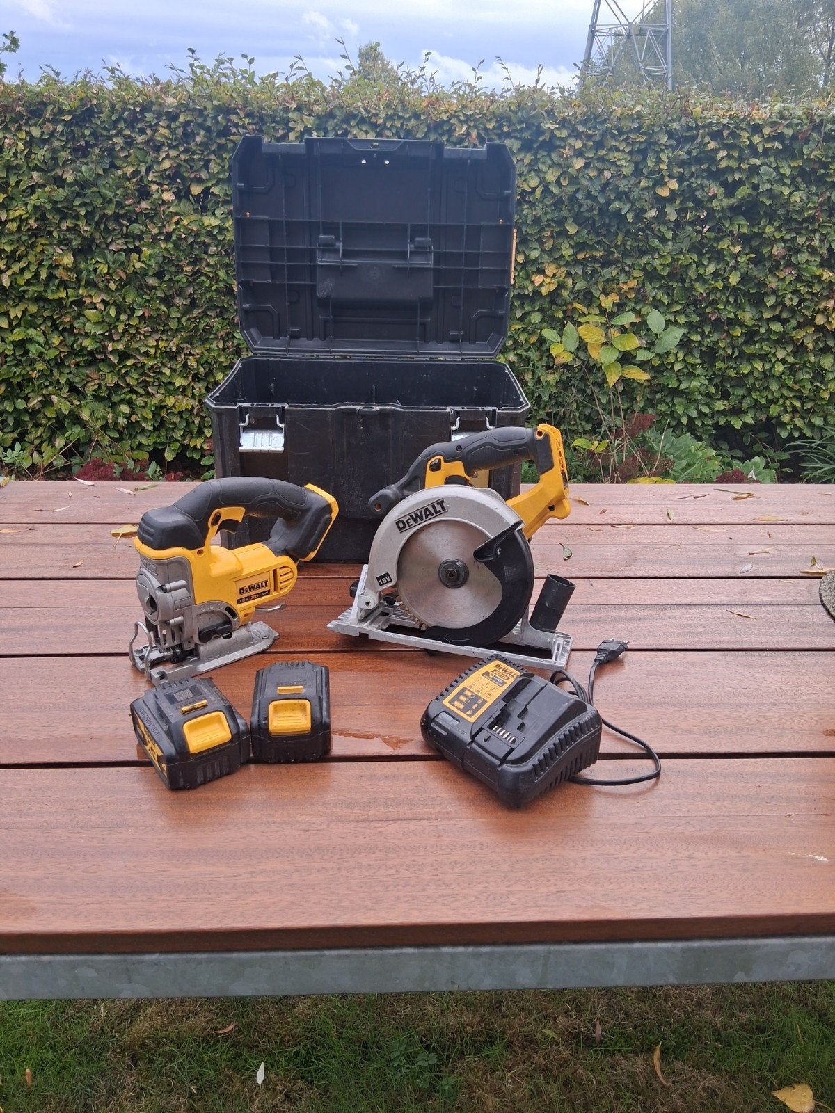 Dewalt Decoupeerzaag en Cirkelzaag 18v 2x accu en lader, Ophalen, Cirkelzaag, Zo goed als nieuw, Dewalt