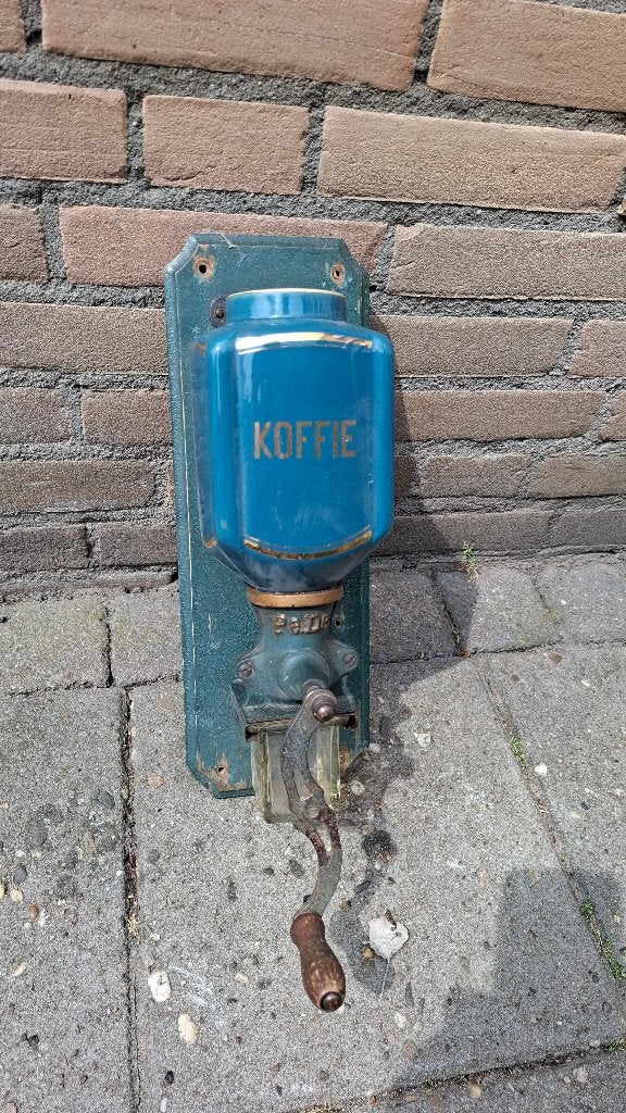 antieke koffiemolen, Ophalen