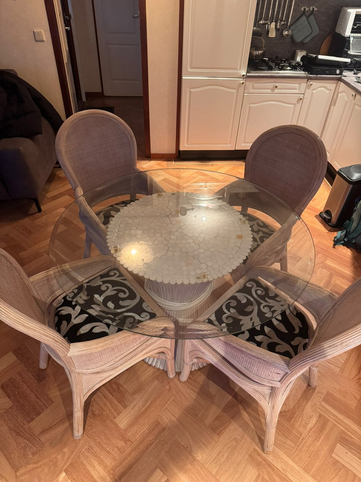 Eettafel met 4 stoelen, Ophalen, Zo goed als nieuw