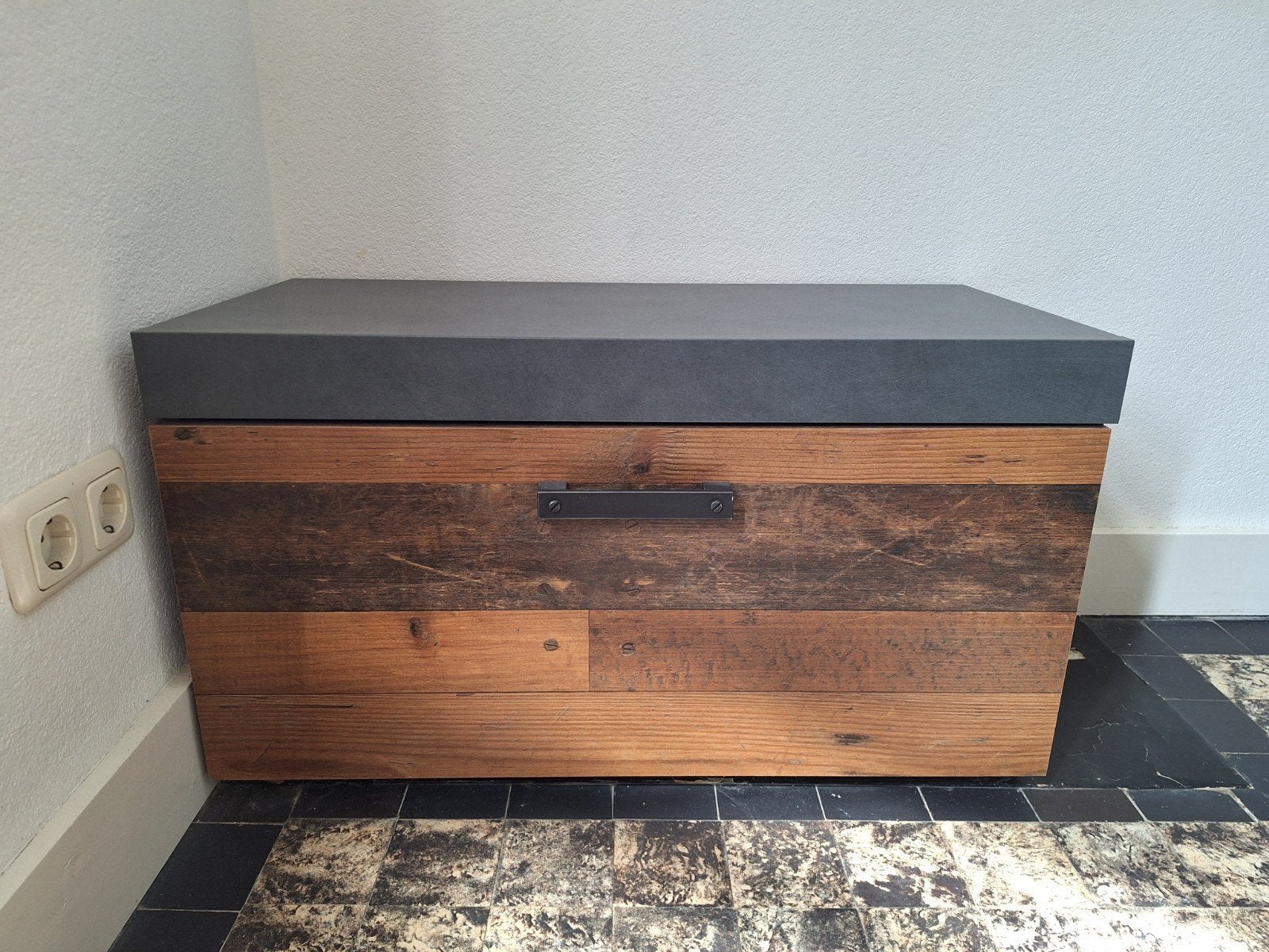 Opbergkast van hout en betonlook, Ophalen, Zo goed als nieuw